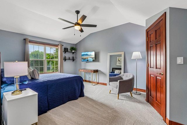 308 Copperfield DRIVE, Delafield, WI 53018
