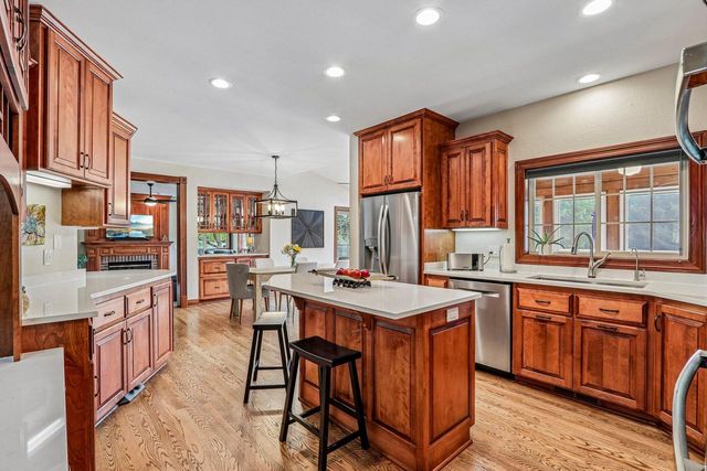 308 Copperfield DRIVE, Delafield, WI 53018