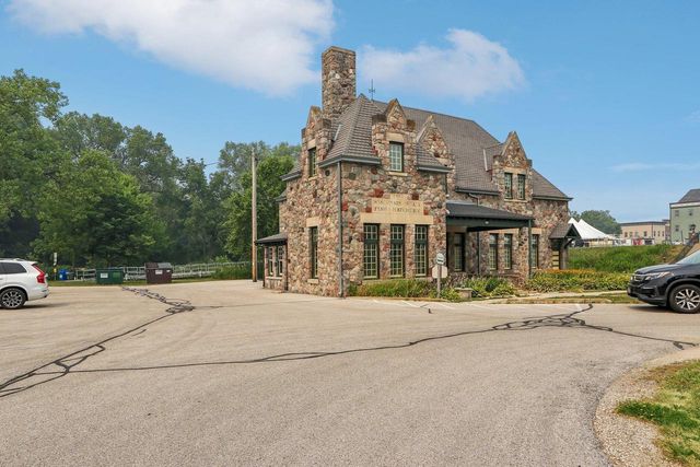 308 Copperfield DRIVE, Delafield, WI 53018