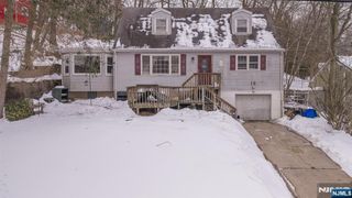 88 Lakeshore Drive, Oakland, NJ 07436