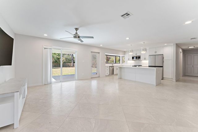 5883 Set N Sun Place, Jupiter, FL 33458