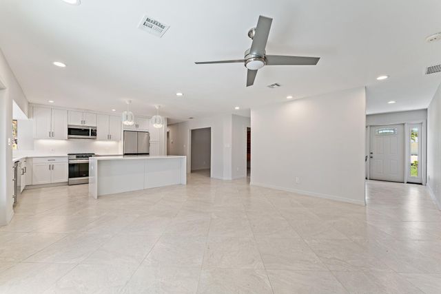 5883 Set N Sun Place, Jupiter, FL 33458