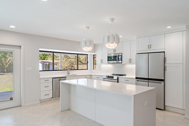 5883 Set N Sun Place, Jupiter, FL 33458