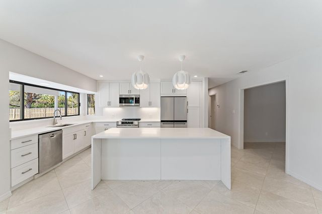 5883 Set N Sun Place, Jupiter, FL 33458