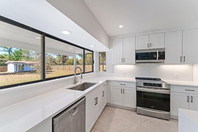 5883 Set N Sun Place, Jupiter, FL 33458