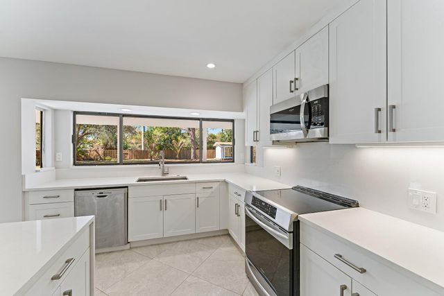 5883 Set N Sun Place, Jupiter, FL 33458