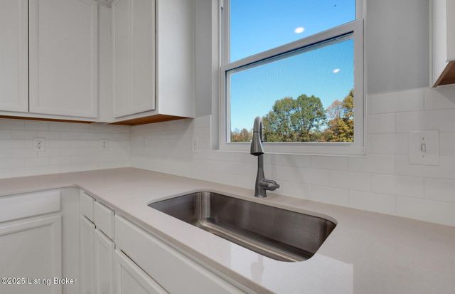 8302 Fairmount Rd, Louisville, KY 40291