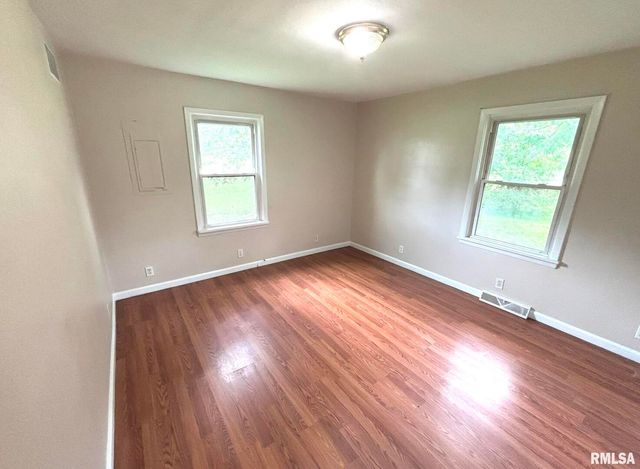 145 HICKORY Grove Street, Salem, IL 62881