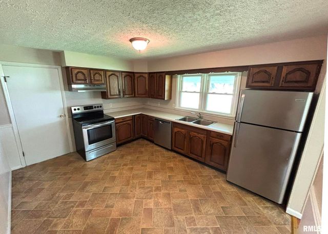 145 HICKORY Grove Street, Salem, IL 62881