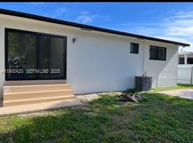 4990 E Palm Ct, Hialeah, FL 33013