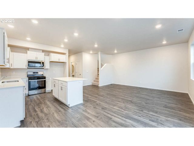 2869 U STREET, Springfield, OR 97477