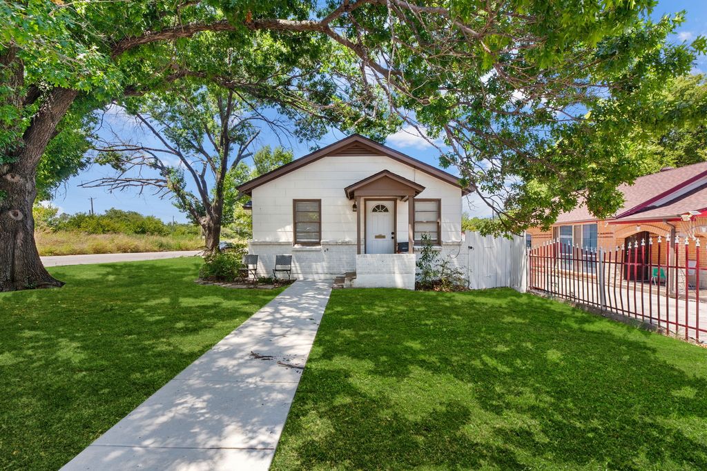 3460 Townsend Drive, Fort Worth, TX 76110