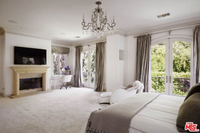 1160 Chantilly Road, Los Angeles, CA 90077