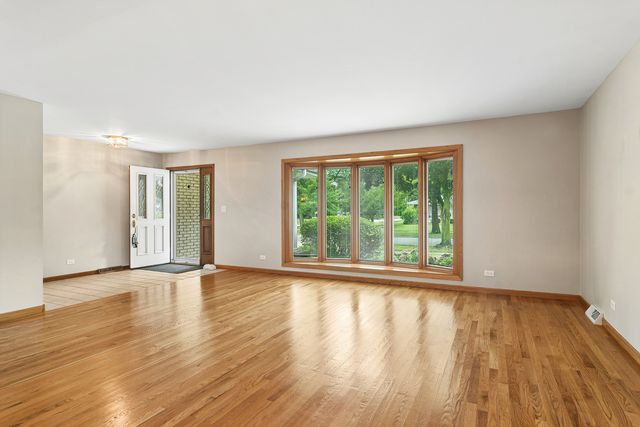 1807 N Larch Drive, Mount Prospect, IL 60056