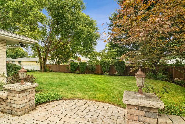 1807 N Larch Drive, Mount Prospect, IL 60056