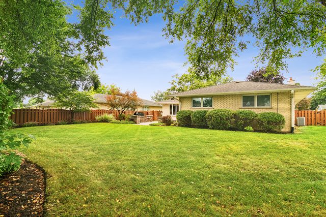 1807 N Larch Drive, Mount Prospect, IL 60056