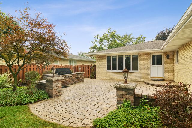 1807 N Larch Drive, Mount Prospect, IL 60056