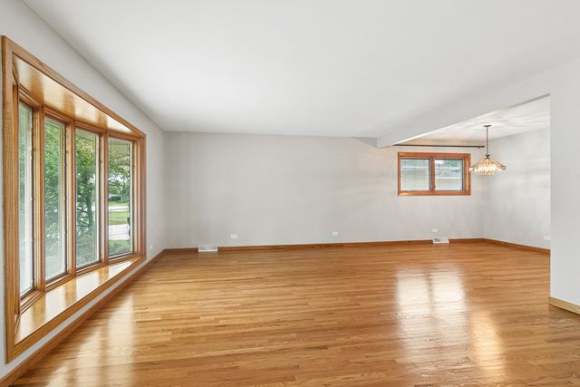 1807 N Larch Drive, Mount Prospect, IL 60056