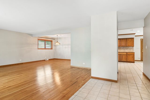 1807 N Larch Drive, Mount Prospect, IL 60056