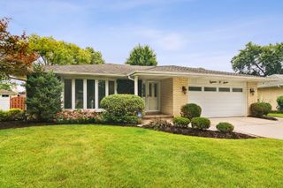 1807 N Larch Drive, Mount Prospect, IL 60056