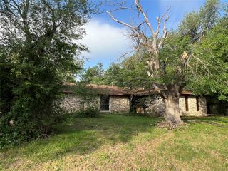 2201 Bel Air DR, Taylor, TX 76574