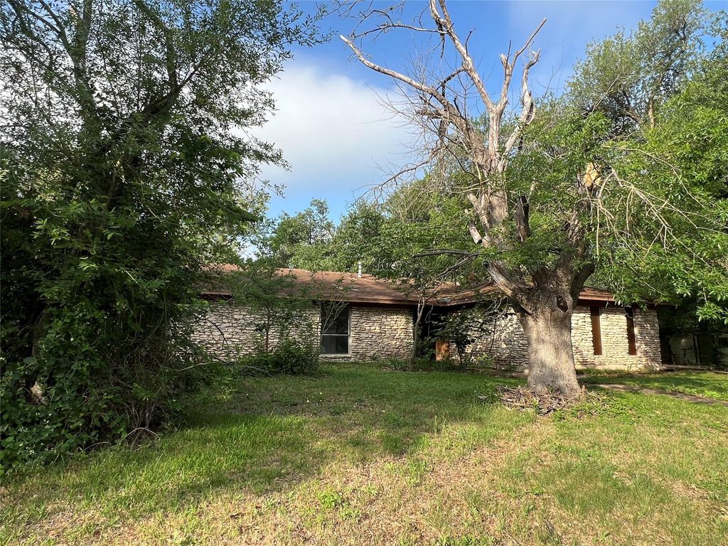 2201 Bel Air DR, Taylor, TX 76574
