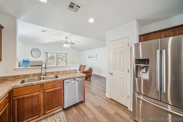 6618 E 130th Place S, Bixby, OK 74008