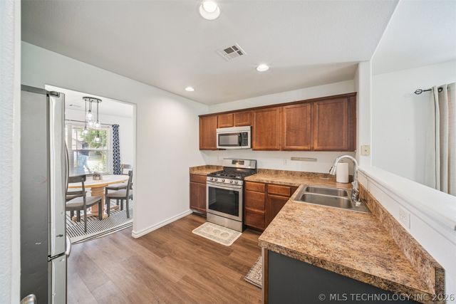 6618 E 130th Place S, Bixby, OK 74008