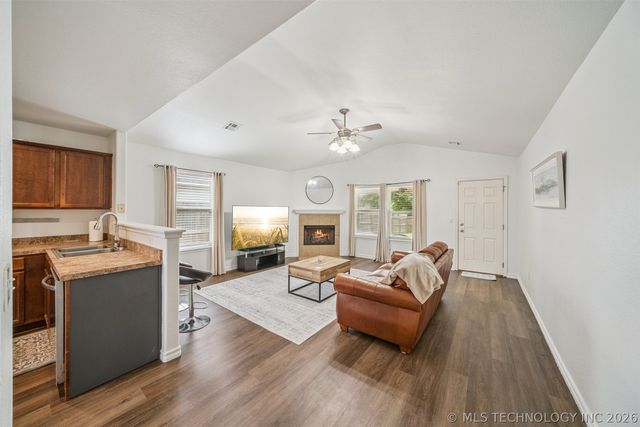 6618 E 130th Place S, Bixby, OK 74008