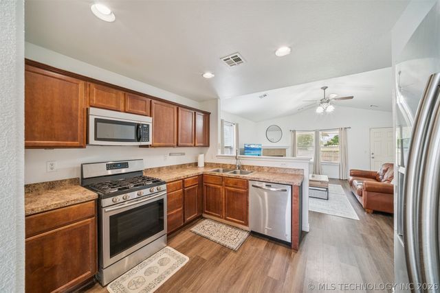 6618 E 130th Place S, Bixby, OK 74008