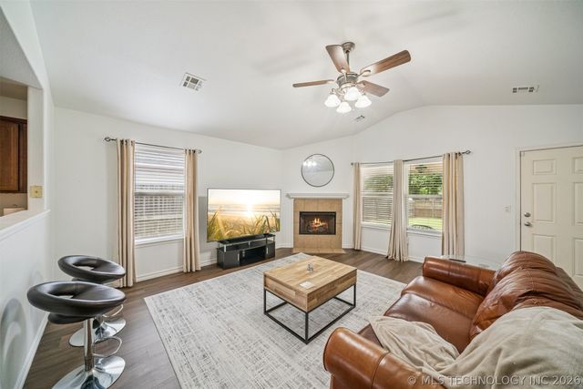 6618 E 130th Place S, Bixby, OK 74008