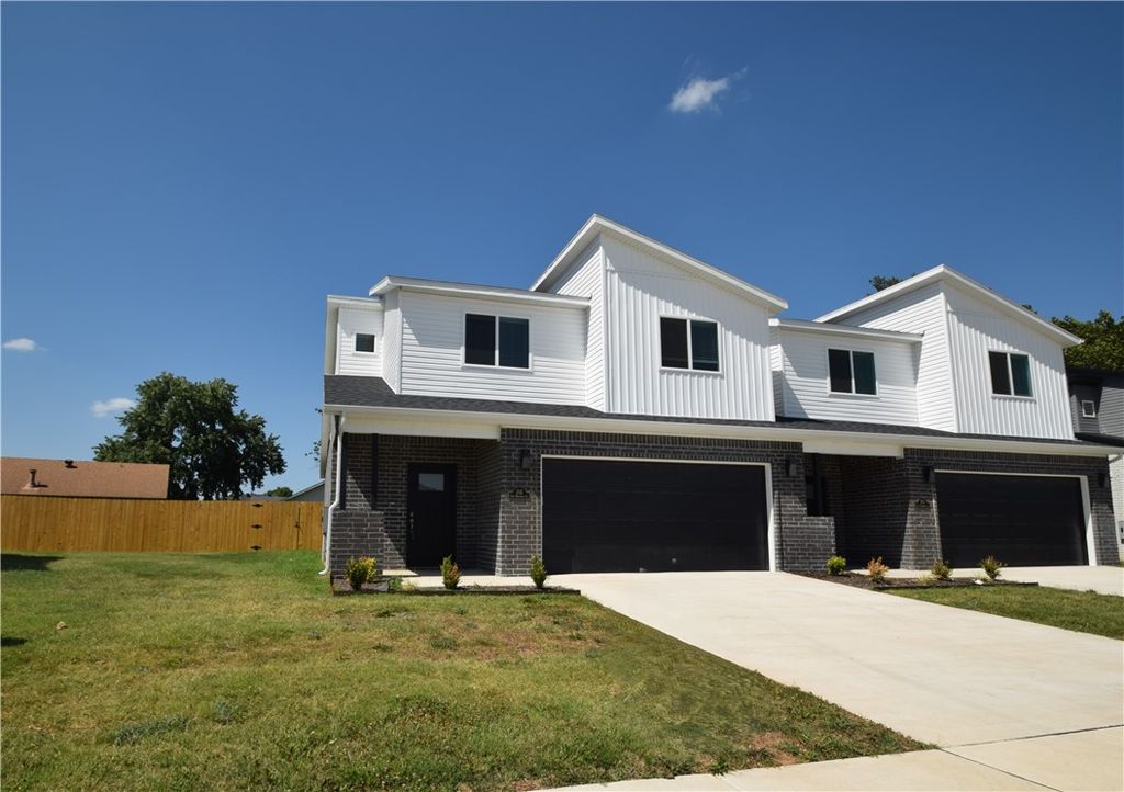 702 Sun Meadows Loop, Centerton, AR 72719