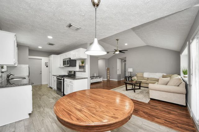 1113 Maple Creek Drive, La Porte, TX 77571