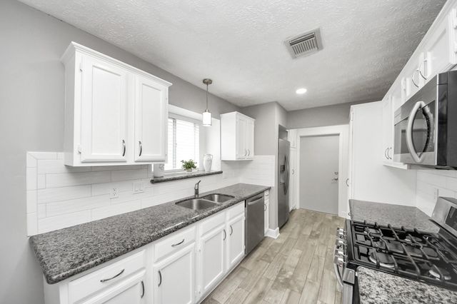 1113 Maple Creek Drive, La Porte, TX 77571