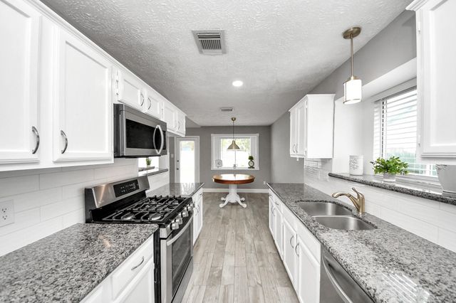 1113 Maple Creek Drive, La Porte, TX 77571