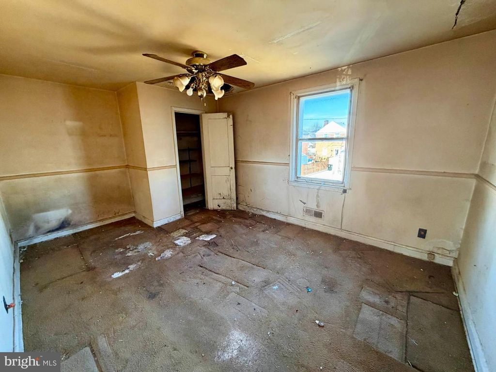 Image 10 of property listing at 7512 SCHOOL AVE, Dundalk, MD 21222