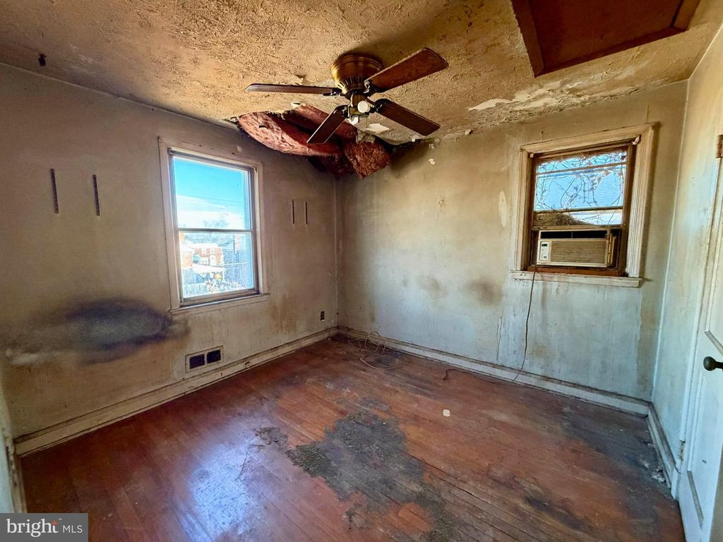 Image 13 of property listing at 7512 SCHOOL AVE, Dundalk, MD 21222