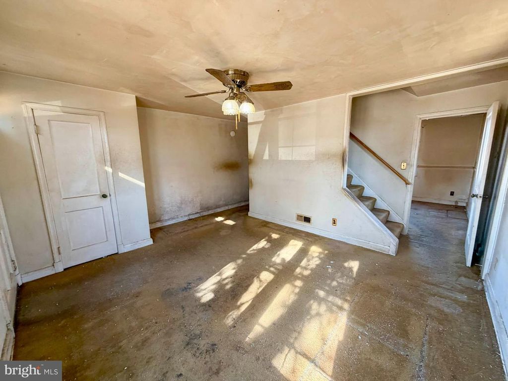 Image 9 of property listing at 7512 SCHOOL AVE, Dundalk, MD 21222