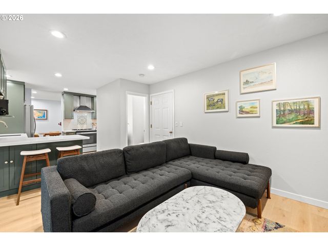 735 Sw CALDEW Dr, Portland, OR 97219