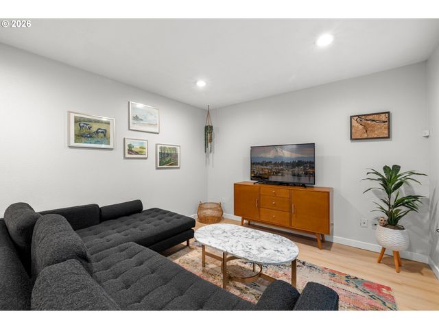735 Sw CALDEW Dr, Portland, OR 97219