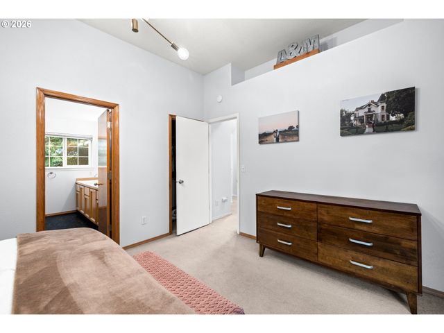735 Sw CALDEW Dr, Portland, OR 97219