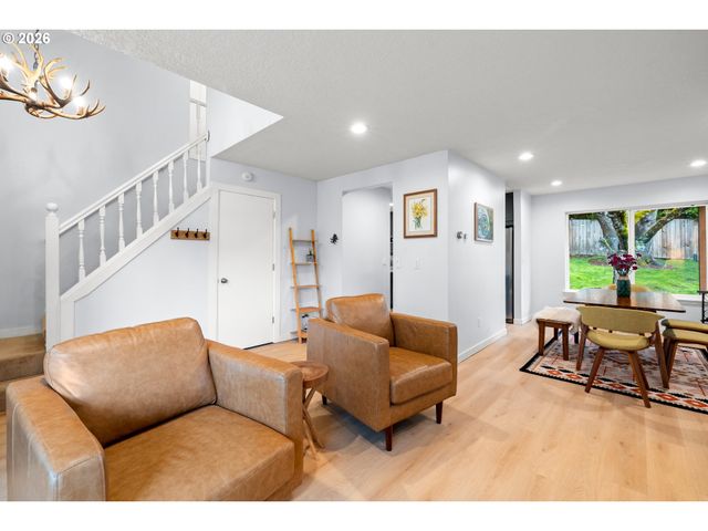735 Sw CALDEW Dr, Portland, OR 97219