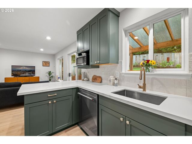 735 Sw CALDEW Dr, Portland, OR 97219