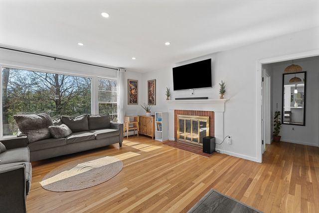 4 Crestwood Rd, Paxton, MA 01612