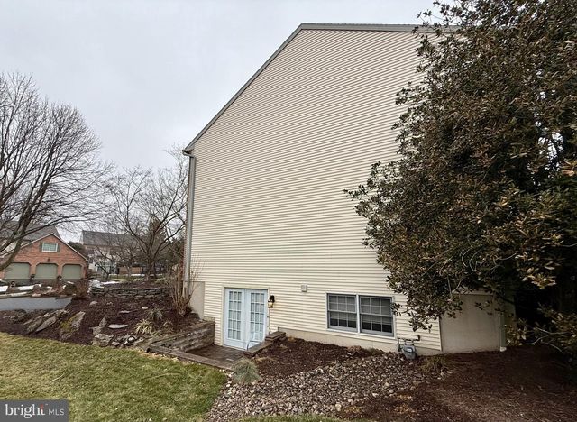 110 PENNSYLVANIA AVE, Sinking Spring, PA 19608