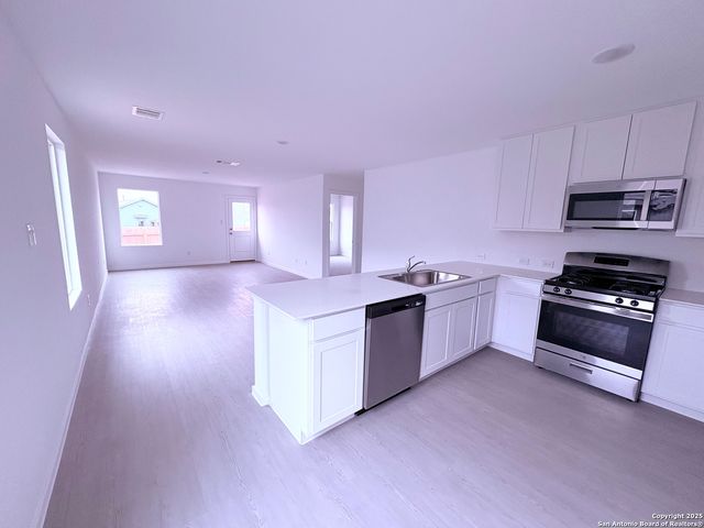 5705 Mangas Cir, Seguin, TX 78155