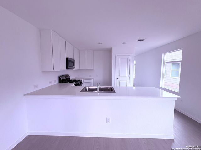 5705 Mangas Cir, Seguin, TX 78155