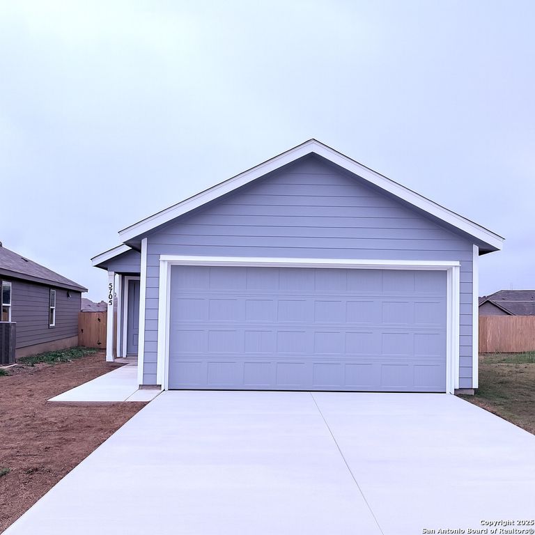 5705 Mangas Cir, Seguin, TX 78155