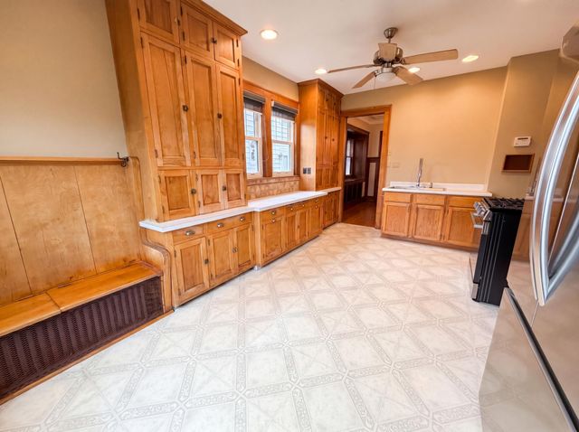 1144 Hawthorne Avenue E, Saint Paul, MN 55106