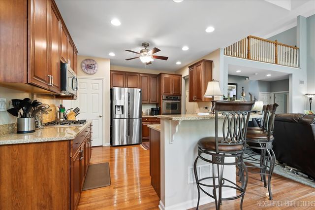 447 Lake Run Court, North Aurora, IL 60542